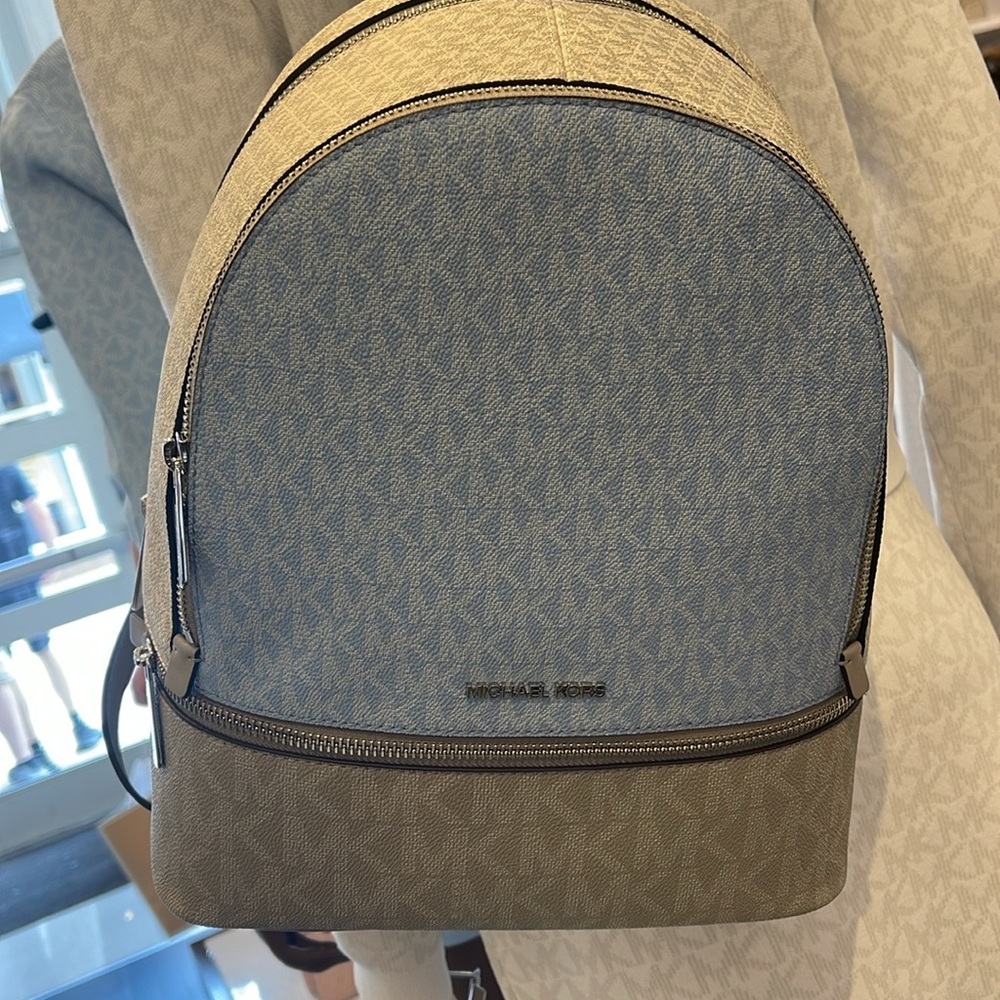 MICHAEL KORS Rhea Medium Zip Color-Block Signature Logo Backpack
LT SKY MLT
NWT - Picture 14 of 16